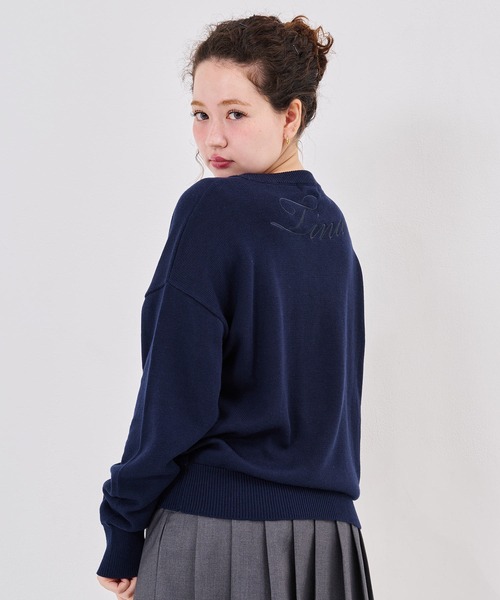 TINA:JOJUN(ティーナジョジュン)の「Vネック ビッグ 刺繍 ニットプルオーバー TINA:JOJUN(ニット/セーター・レディース・ネイビー/ライトグレー/ラベンダー・M)」の2枚目の写真