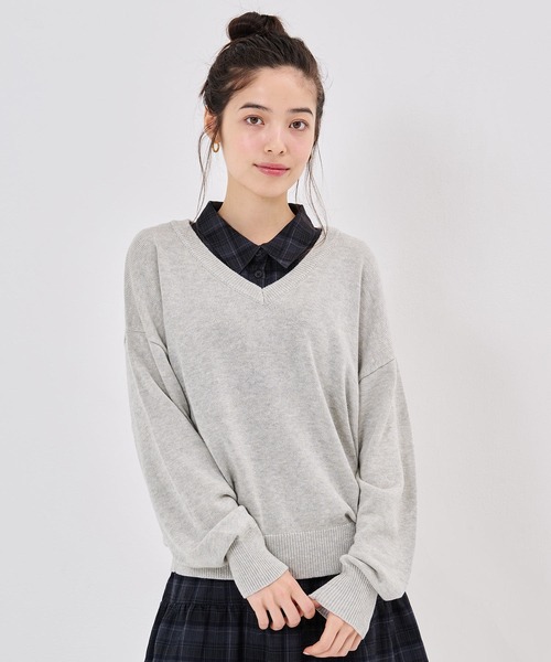 TINA:JOJUN(ティーナジョジュン)の「Vネック ビッグ 刺繍 ニットプルオーバー TINA:JOJUN(ニット/セーター・レディース・ネイビー/ライトグレー/ラベンダー・M)」の1枚目の写真