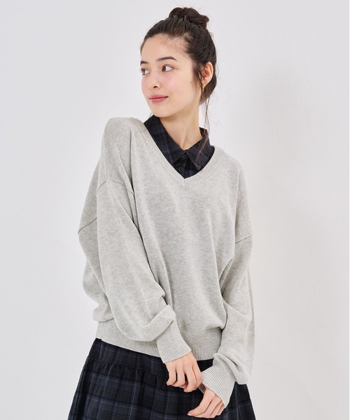 TINA:JOJUN(ティーナジョジュン)の「Vネック ビッグ 刺繍 ニットプルオーバー TINA:JOJUN(ニット/セーター・レディース・ネイビー/ライトグレー/ラベンダー・M)」の4枚目の写真