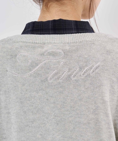 TINA:JOJUN(ティーナジョジュン)の「Vネック ビッグ 刺繍 ニットプルオーバー TINA:JOJUN(ニット/セーター・レディース・ネイビー/ライトグレー/ラベンダー・M)」の9枚目の写真