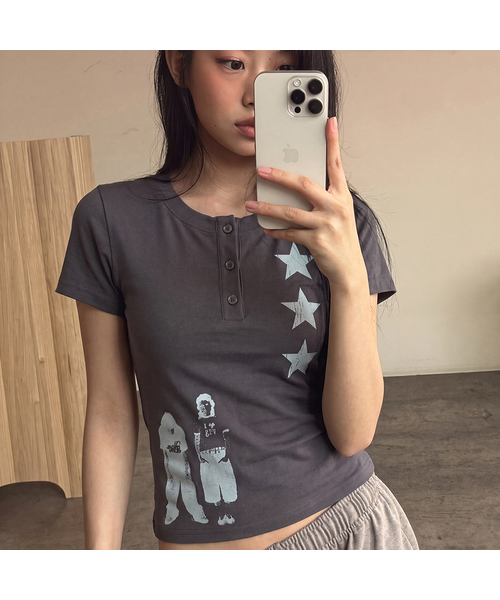 GRAVER（グレーバー）の「[ユニセックス]STAR3 ヘンリーネック半袖Tシャツ 2カラー（Tシャツ/カットソー・レディース・Beige/チャコールグレー・MEDIUM/LARGE）」の2枚目の写真