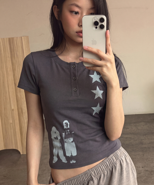 GRAVER（グレーバー）の「[ユニセックス]STAR3 ヘンリーネック半袖Tシャツ 2カラー（Tシャツ/カットソー・レディース・Beige/チャコールグレー・MEDIUM/LARGE）」の11枚目の写真