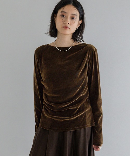 A part by(アパートバイ)の「ドレープベロアプルオーバー_長袖(Tシャツ/カットソー・レディース・ブラック/オフホワイト/ブラウン・FREE)」の1枚目の写真