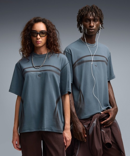 PUMA(プーマ)の「PUMA プーマ ユニセックス セラレーター グラフィック 半袖 Tシャツ(Tシャツ/カットソー・メンズ・ネイビー/ブラック・LARGE/SMALL/MEDIUM)」の1枚目の写真