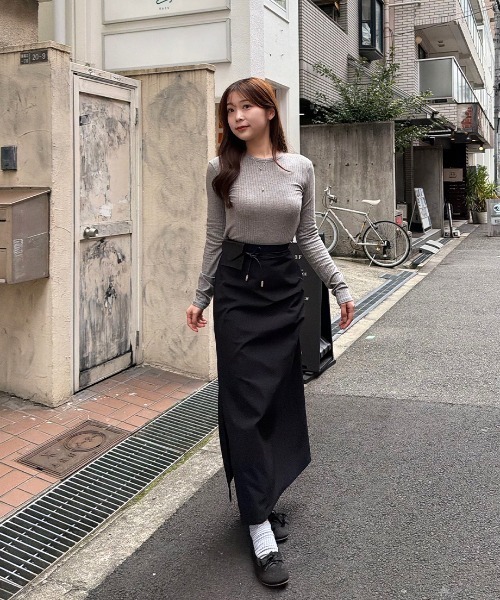 Nulli(ヌリ)の「スリットドレープスカート(スカート・レディース・ダークグレー/ブラック・FREE)」の14枚目の写真