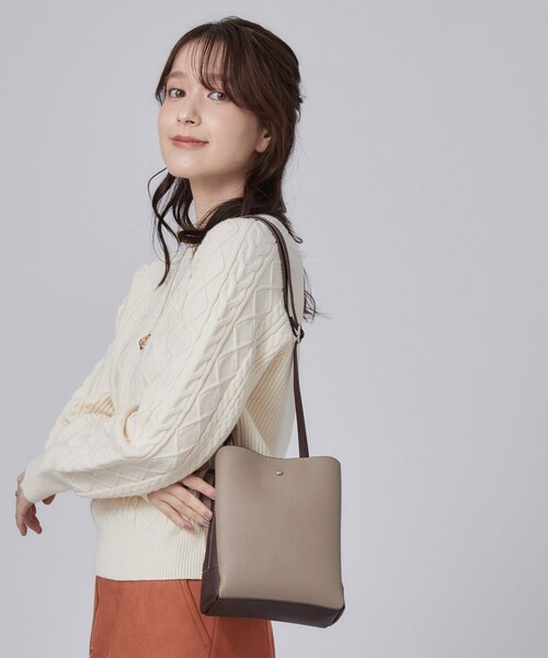 SHOO・LA・RUE(シューラルー)の「【軽量】ふわっと軽い3層ショルダーバッグ(ショルダーバッグ・レディース・ブラック/ワインレッド/グレー系その他5/ベージュ系その他7/ベージュ系4・00)」の4枚目の写真