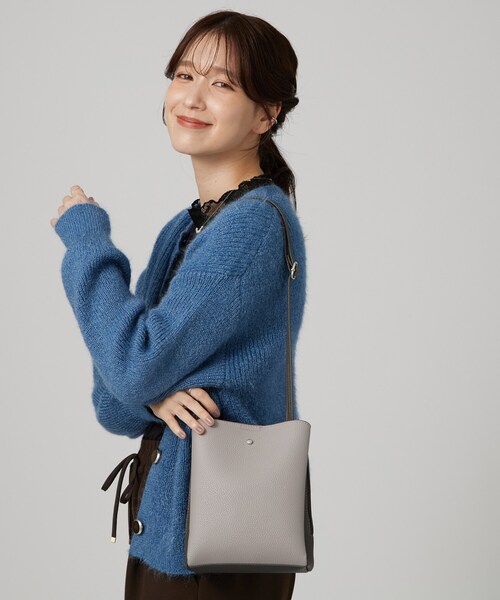 SHOO・LA・RUE(シューラルー)の「【軽量】ふわっと軽い3層ショルダーバッグ(ショルダーバッグ・レディース・ブラック/ワインレッド/グレー系その他5/ベージュ系その他7/ベージュ系4・00)」の10枚目の写真