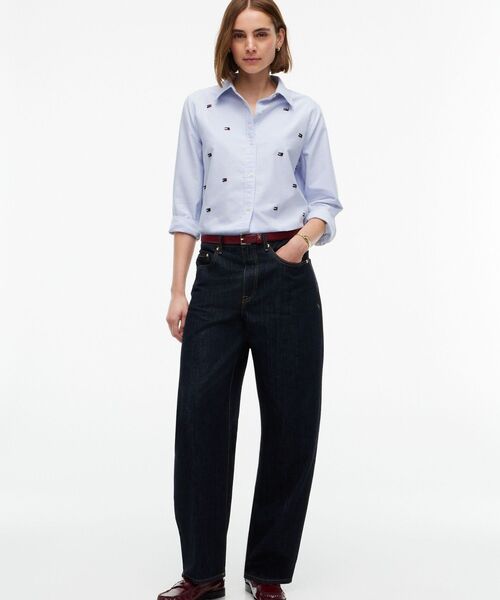 TOMMY HILFIGER(トミーヒルフィガー)の「オックスフォードエンブレムロングスリーブシャツ(シャツ/ブラウス・レディース・ベージュ・38inch/36inch/34inch)」の2枚目の写真