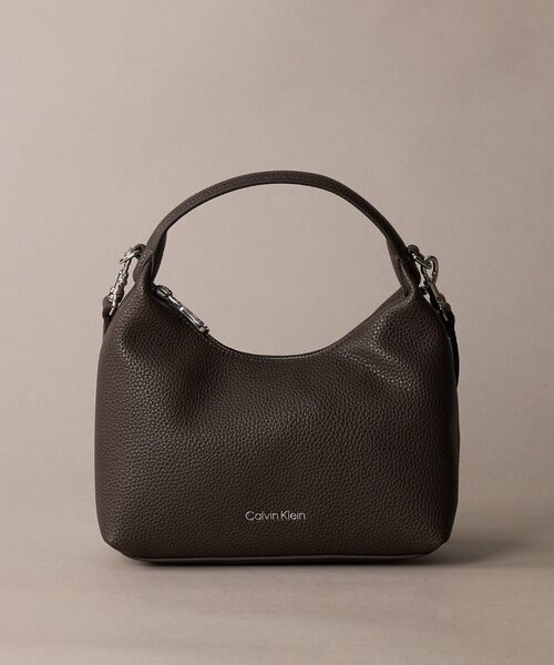 Calvin Klein（カルバン・クライン）の「クロスボディバッグ - ブラックストラップスモールバッグ（ショルダーバッグ・レディース・ブラック/ダークブラウン系2・FREE）」の2枚目の写真