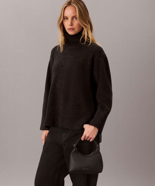 Calvin Klein（カルバン・クライン）の「クロスボディバッグ - ブラックストラップスモールバッグ（ショルダーバッグ・レディース・ブラック/ダークブラウン系2・FREE）」の7枚目の写真