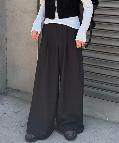 ISOOK(アイスー)の「タックワイドスラックス(chiica select) / バギーパンツ トラウザーズ ロング フルレングス オフィスカジュアル(スラックス・レディース・ブラック/ライトブラウン・FREE)」の1枚目の写真