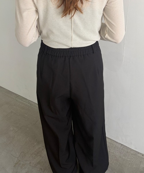 ISOOK(アイスー)の「タックワイドスラックス(chiica select) / バギーパンツ トラウザーズ ロング フルレングス オフィスカジュアル(スラックス・レディース・ブラック/ライトブラウン・FREE)」の13枚目の写真