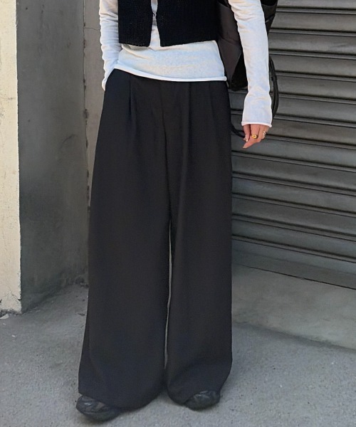 ISOOK(アイスー)の「タックワイドスラックス(chiica select) / バギーパンツ トラウザーズ ロング フルレングス オフィスカジュアル(スラックス・レディース・ブラック/ライトブラウン・FREE)」の3枚目の写真
