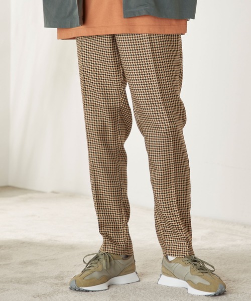 MONO-MART（モノマート）の「チノトラウザーズテーパードシルエットTRスラックス（スラックス・メンズ・ブラック/チャコールグレー/ベージュ/ネイビー/オリーブ/ブルーグリーン/ブルー系その他/ブラウン/ライトグレー/ブラック系その他/キャメル/パープル/ストライプ/サックスブルー/グレー/チェック/ボルドー/グレー系その他/ベージュ系その他/イエロー系その他/モカ/ブルー系その他2/ベージュ系その他2/ブラウン系その他2/ブラウン系その他/ベージュ系その他4/ベージュ系その他3/グリーン系その他/ブルー系その他3/ホワイト/ブラック系その他2/グレー系その他2/グレー系その他3/ベージュ系その他5/グレイッシュベージュ/ベージュ系その他6/ダークブラウン/チャコール/ブラウン系その他3/ブラウン系その他4/グレー系その他4/ブルー系その他4/ライラック/アイボリー/ブルー/ブラウン系その他5/グリーン/ロイヤルブルー/レッド/ダークグリーン/バーガンディー/ミックスグレー/ブラウン系/ブラック系・L/M/XL/S/XS）」の20枚目の写真