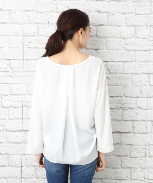 LEPSIM（レプシィム）の「バックフハクタックVネックプルオーバー　741751（Tシャツ/カットソー・レディース・ブラック/グレイッシュベージュ/イエロー/オフホワイト・FREE）」の14枚目の写真