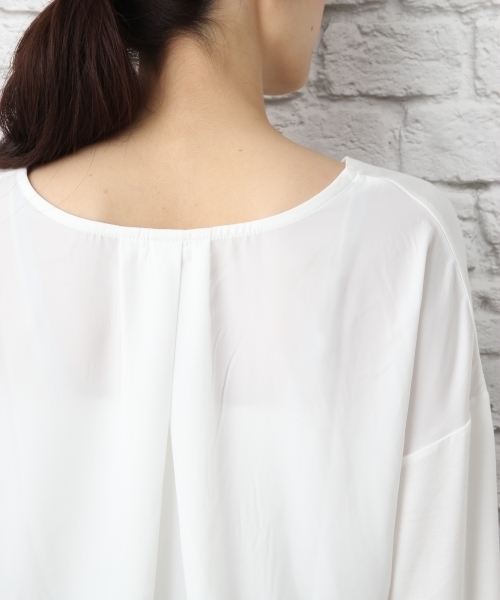 LEPSIM（レプシィム）の「バックフハクタックVネックプルオーバー　741751（Tシャツ/カットソー・レディース・ブラック/グレイッシュベージュ/イエロー/オフホワイト・FREE）」の9枚目の写真