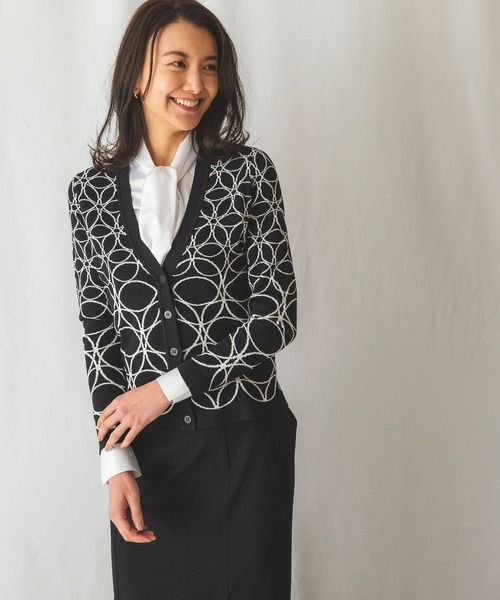 NARACAMICIE(ナラカミーチェ)の「サークルキカ柄ジャカードVカーディガン(カーディガン/ボレロ・レディース・ホワイト/ブラック・MEDIUM/LARGE)」の2枚目の写真