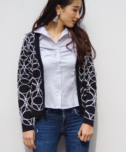 NARACAMICIE(ナラカミーチェ)の「サークルキカ柄ジャカードVカーディガン(カーディガン/ボレロ・レディース・ホワイト/ブラック・MEDIUM/LARGE)」の5枚目の写真