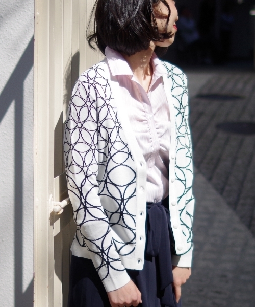 NARACAMICIE(ナラカミーチェ)の「サークルキカ柄ジャカードVカーディガン(カーディガン/ボレロ・レディース・ホワイト/ブラック・MEDIUM/LARGE)」の7枚目の写真