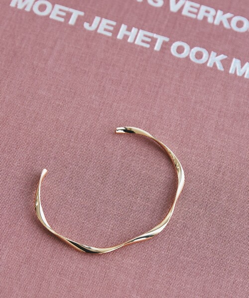 BEAUTY&YOUTH UNITED ARROWS(ビューティーアンドユースユナイテッドアローズ)の「BY メタルヒネリバングル ∴(バングル/リストバンド・レディース・ゴールド/シルバー・FREE)」の4枚目の写真