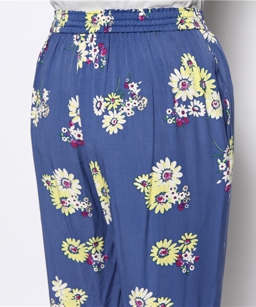JOURNAL STANDARD relume(ジャーナルスタンダード レリューム)の「フラワープリント ギャザーパンツ#(その他パンツ・レディース・ネイビー/イエロー・38/36/40)」の6枚目の写真