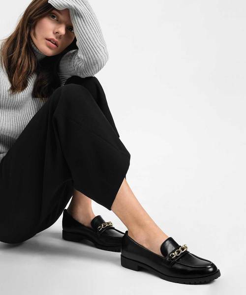 CHARLES & KEITH（チャールズ & キース）の「チェーンディテールローファー / CHAIN DETAIL LOAFERS（ローファー・レディース・ブラック/ダークブラウン・22.5cm/23cm/23.5cm/24.5cm/25cm/25.5cm）」の3枚目の写真