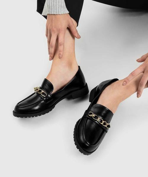 CHARLES & KEITH（チャールズ & キース）の「チェーンディテールローファー / CHAIN DETAIL LOAFERS（ローファー・レディース・ブラック/ダークブラウン・22.5cm/23cm/23.5cm/24.5cm/25cm/25.5cm）」の8枚目の写真
