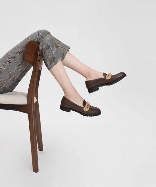CHARLES & KEITH（チャールズ & キース）の「チェーンディテールローファー / CHAIN DETAIL LOAFERS（ローファー・レディース・ブラック/ダークブラウン・22.5cm/23cm/23.5cm/24.5cm/25cm/25.5cm）」の9枚目の写真