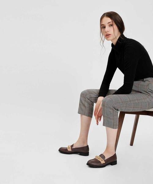 CHARLES & KEITH（チャールズ & キース）の「チェーンディテールローファー / CHAIN DETAIL LOAFERS（ローファー・レディース・ブラック/ダークブラウン・22.5cm/23cm/23.5cm/24.5cm/25cm/25.5cm）」の13枚目の写真