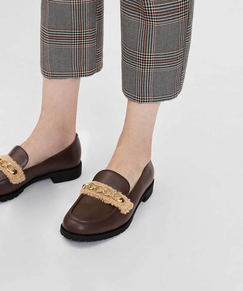 CHARLES & KEITH（チャールズ & キース）の「チェーンディテールローファー / CHAIN DETAIL LOAFERS（ローファー・レディース・ブラック/ダークブラウン・22.5cm/23cm/23.5cm/24.5cm/25cm/25.5cm）」の14枚目の写真