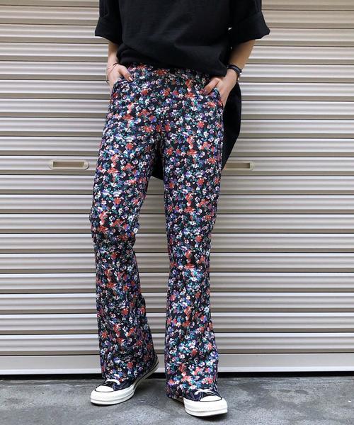 PAGEBOY（ページボーイ）の「花柄フレアパンツ（その他パンツ・レディース・ブラック/ダークブラウン・SMALL/MEDIUM）」の5枚目の写真
