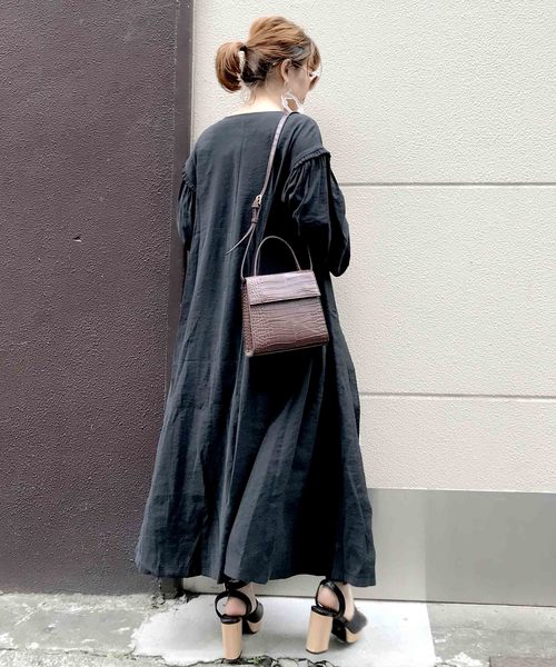 archives(アルシーヴ)の「2way袖ギャザーワンピース(ワンピース・レディース・ブラック/ベージュ/ピンク・MEDIUM)」の9枚目の写真