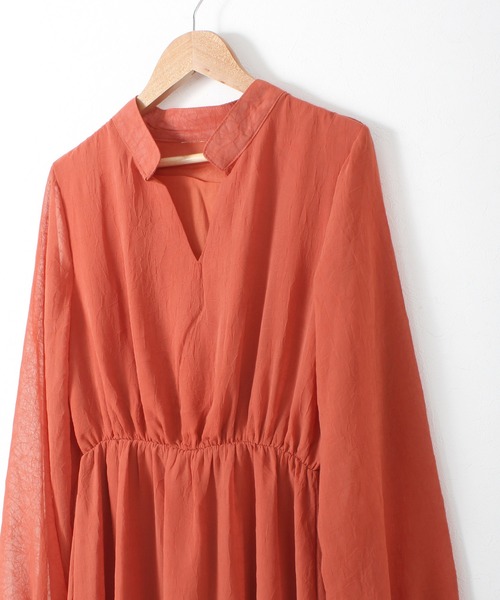 Grandeir(グランディール)の「シアースリーブ Vネック ミモレ丈 ワンピース(ワンピース・レディース・ブラック/ベージュ/オレンジ・M)」の15枚目の写真