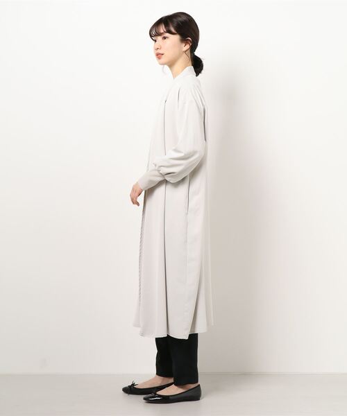 INTERPLANET(インタープラネット)の「シェリーサテン袖口リブコート(ノーカラーコート・レディース・ベージュ/チャコールグレー/グレイッシュベージュ・FREE)」の4枚目の写真