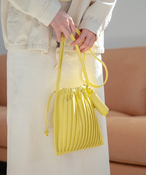 niko and...（ニコアンド）の「【9/2 ヒルナンデスOA放映アイテム】オリジナルサブバッグ付きプリーツショルダーバッグ（ショルダーバッグ・レディース・ブラック/オフホワイト/イエロー/その他1/ラベンダー/キャメル・0）」の4枚目の写真