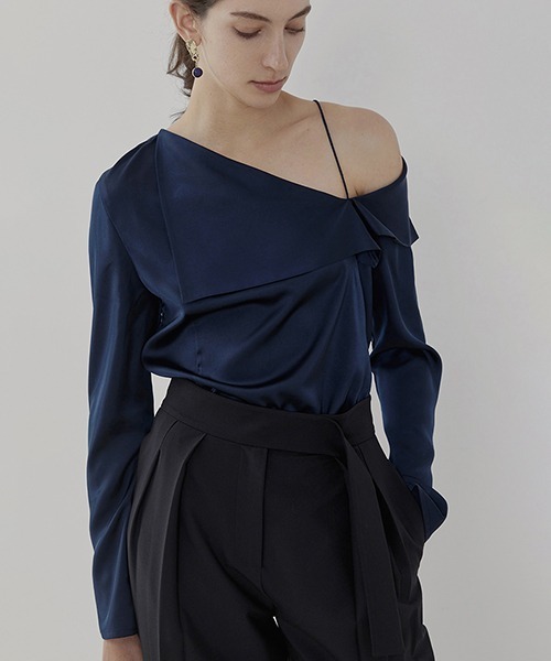 UNSPOKEN(アンスポクン)の「【UNSPOKEN】Asymmetry lapel blouse UC21S012(シャツ/ブラウス・レディース・ネイビー・S/L/M)」の2枚目の写真