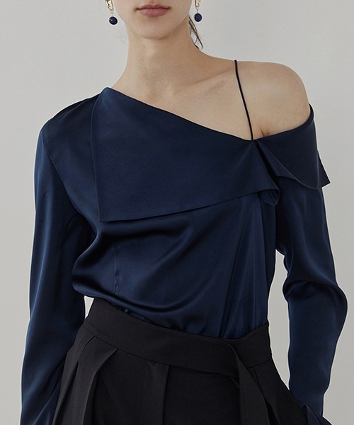 UNSPOKEN(アンスポクン)の「【UNSPOKEN】Asymmetry lapel blouse UC21S012(シャツ/ブラウス・レディース・ネイビー・S/L/M)」の4枚目の写真