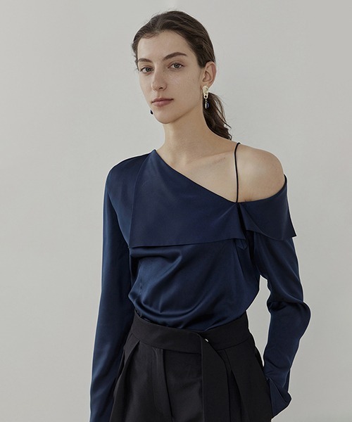 UNSPOKEN(アンスポクン)の「【UNSPOKEN】Asymmetry lapel blouse UC21S012(シャツ/ブラウス・レディース・ネイビー・S/L/M)」の5枚目の写真