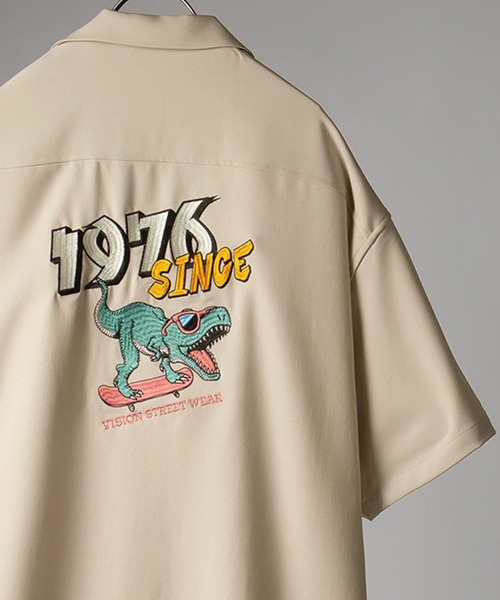 VISION STREET WEAR（ヴィジョンストリートウェア）の「【VISION　STREET　WEAR／ヴィジョンストリートウェア】刺繍オープンカラー半袖シャツ/カセット/恐竜（シャツ/ブラウス・メンズ・ホワイト/ライトブルー/ブラック/パープル/サックスブルー/ホワイト系その他・M/L）」の2枚目の写真