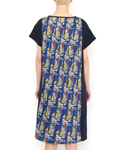 Design Tshirts Store graniph(デザイン ティーシャツ ストア グラニフ)の「スカーフウェイブス|バックプリーツワンピース(ワンピース・レディース・ネイビー・FREE)」の4枚目の写真