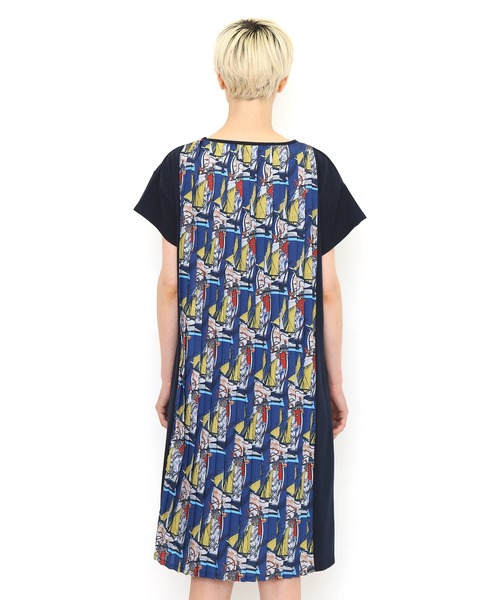 Design Tshirts Store graniph(デザイン ティーシャツ ストア グラニフ)の「スカーフウェイブス|バックプリーツワンピース(ワンピース・レディース・ネイビー・FREE)」の2枚目の写真