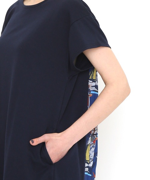 Design Tshirts Store graniph(デザイン ティーシャツ ストア グラニフ)の「スカーフウェイブス|バックプリーツワンピース(ワンピース・レディース・ネイビー・FREE)」の5枚目の写真