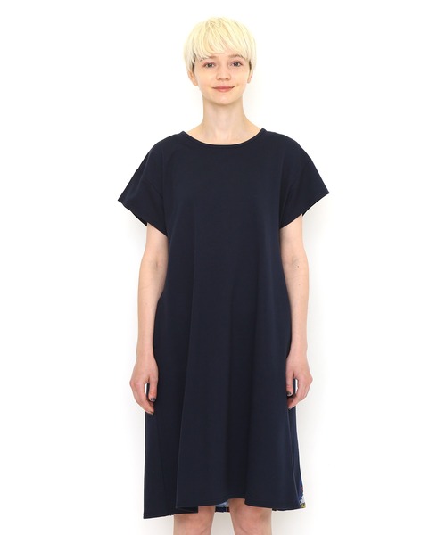 Design Tshirts Store graniph(デザイン ティーシャツ ストア グラニフ)の「スカーフウェイブス|バックプリーツワンピース(ワンピース・レディース・ネイビー・FREE)」の9枚目の写真