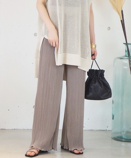 tiptop（ティップトップ）の「セミフレアカットプリーツパンツ（その他パンツ・レディース・アイボリー/ブラック/グレイッシュベージュ/ライトグリーン/A/B・FREE）」の4枚目の写真