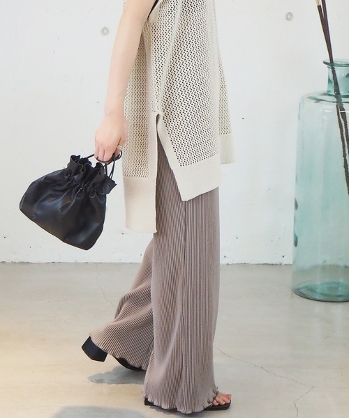tiptop（ティップトップ）の「セミフレアカットプリーツパンツ（その他パンツ・レディース・アイボリー/ブラック/グレイッシュベージュ/ライトグリーン/A/B・FREE）」の9枚目の写真