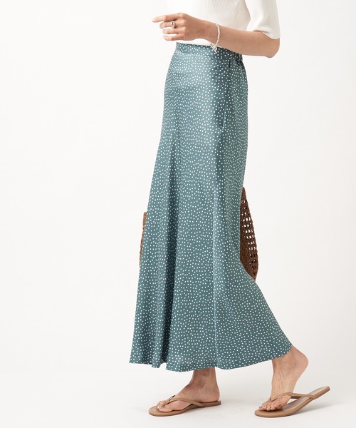 RIVE DROITE（リヴドロワ）の「縦長ラインでスタイルアップ　ハンマーサテンドットスカート（スカート・レディース・ミント/ブラック・36/38）」の6枚目の写真