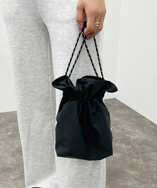 apres jour mignon（アプレジュールミニョン）の「ナイロン巾着バッグ【ZOZOTOWN限定アイテム】（ショルダーバッグ・レディース・パープル/ブラック/グリーン/ピンク・ONESIZE）」の6枚目の写真