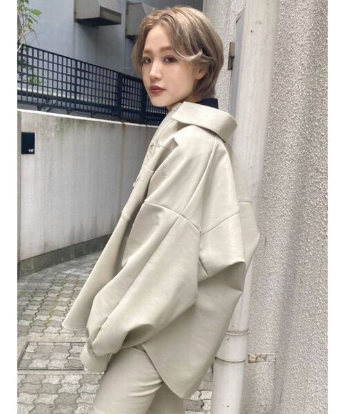 EMODA（エモダ）の「ヴィーガンレザーシャツ（シャツ/ブラウス・レディース・ブラック/ブラウン/イエロー/アイボリー・FREE）」の2枚目の写真