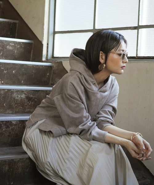 Emilyan(エミリアン)の「【2021A/W】【WEB限定】 ダブルフェイクスエード・サイドスリットパーカー(パーカー・レディース・ライトグレー/ブルーグレー/モカ・9号)」の3枚目の写真