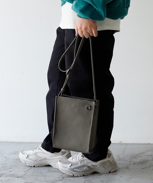 VitaFelice（ヴィータフェリーチェ）の「本牛革スクエアミニショルダーバッグ クロスボディバッグ（ショルダーバッグ・レディース・アッシュグレー/ブラック/ブラウン系その他/オフホワイト・FREE）」の12枚目の写真